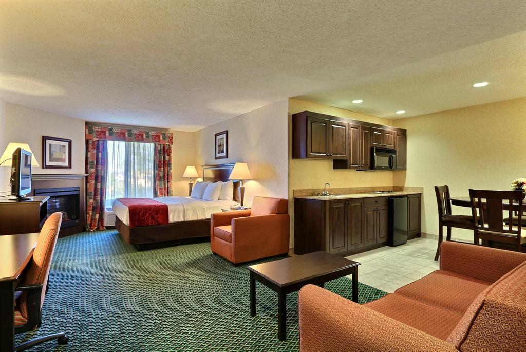 Comfort Suites Canton - Detroit Exterior foto